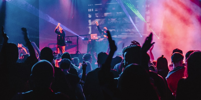 星空体育铁粉聚集地社区界面截图，展示帖子列表和热门话题